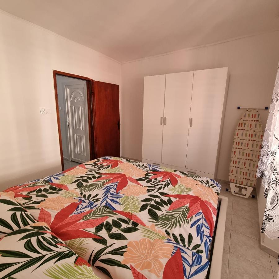 אומאג Apartman Dora With Sea View And Terrace מראה חיצוני תמונה